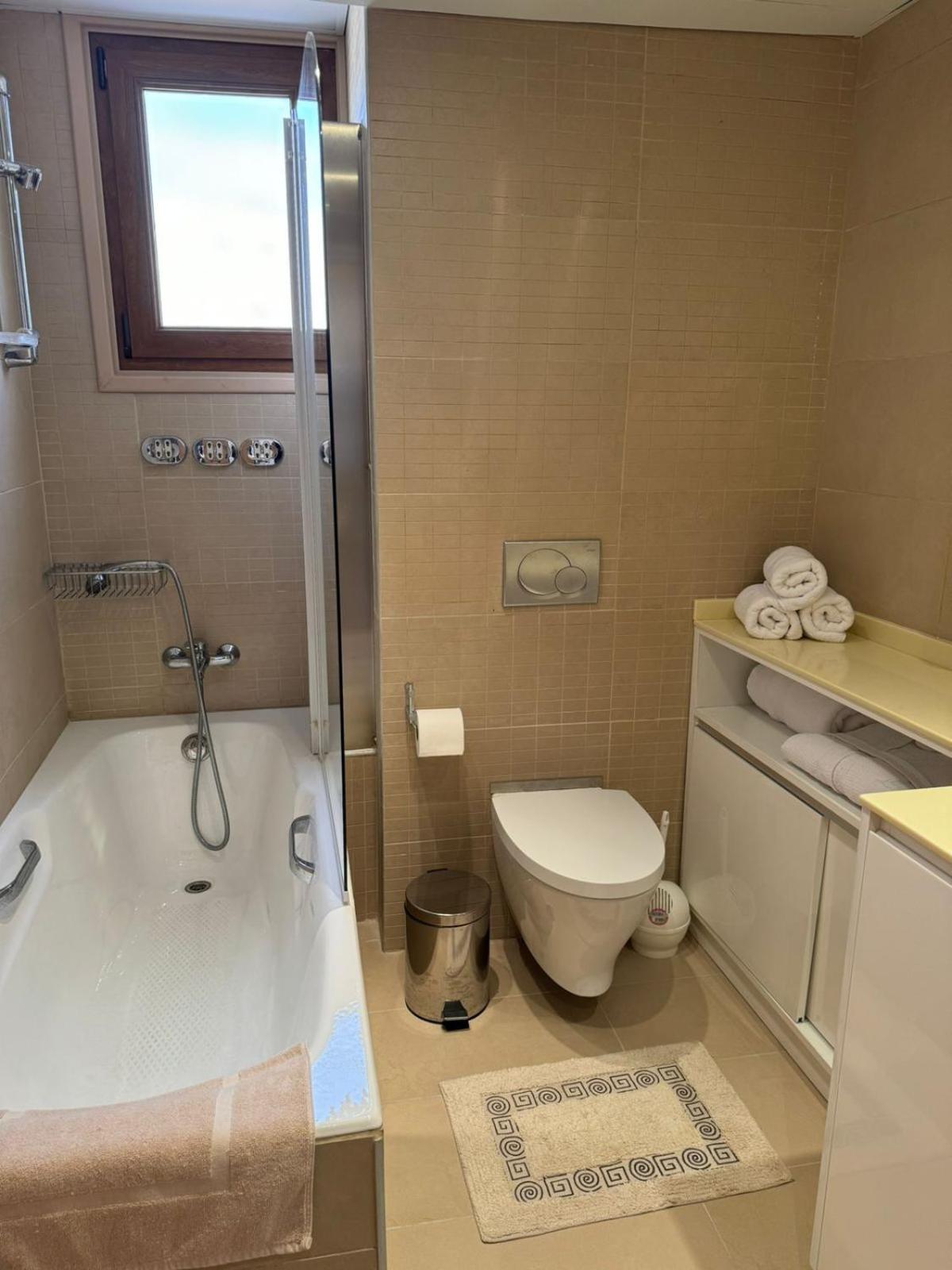 11 Suites - Golden Sunrise Suite Larnaca Room photo