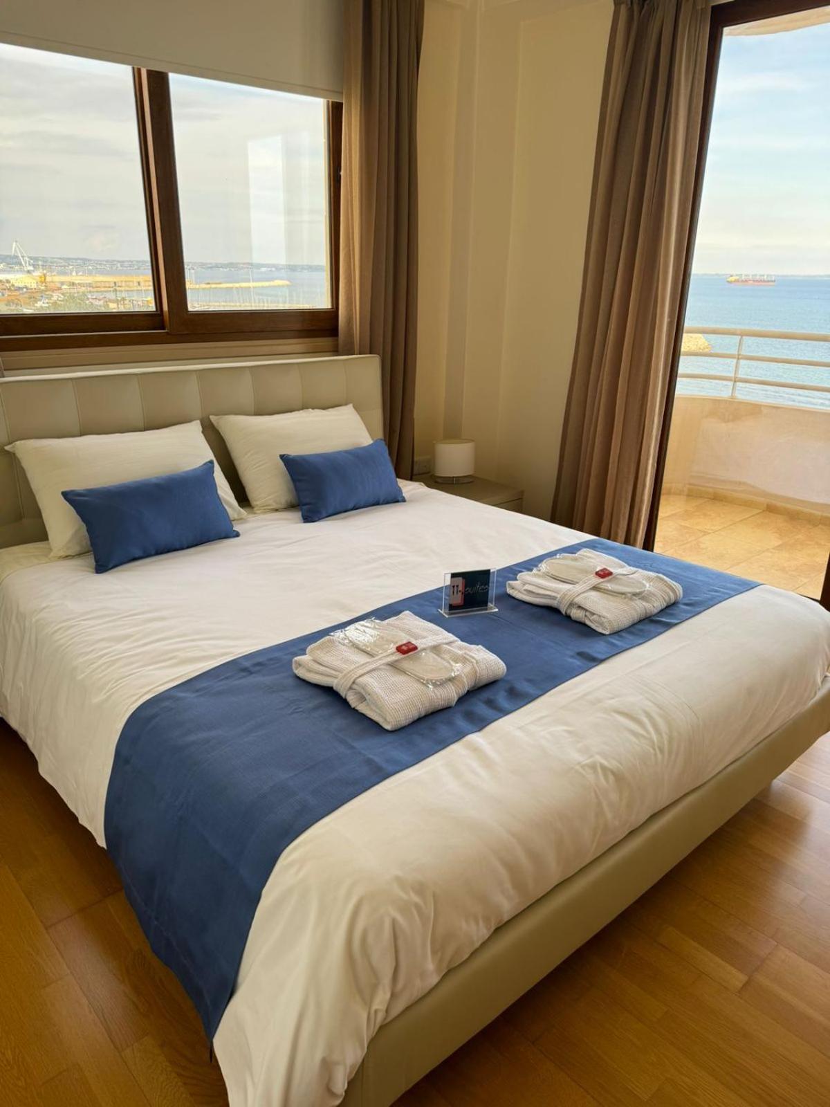 11 Suites - Golden Sunrise Suite Larnaca Room photo